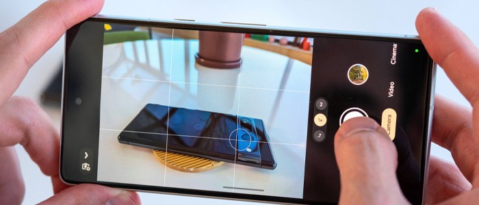 کاربر در حال عکاسی با گوشی موبایل گوگل پیکسل