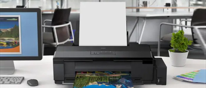 پرینتر جوهر افشان L1800 Epson از نمای رو به رو و در حال چاپ رنگی